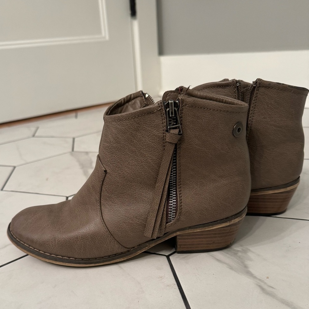 Breckelle’s Bootie Size 7.5